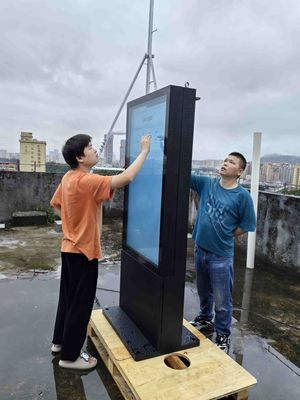 ภายนอก 49 นิ้ว ดับเบิ้ลไซด์ Digital Signage ด้วยกล่องโลหะและแผ่นกระจกแข็ง