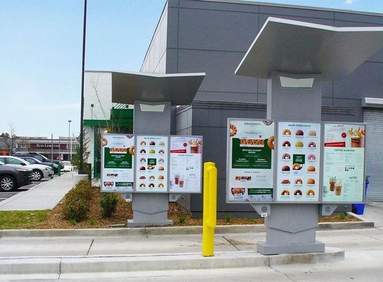 55 นิ้ว แผ่นเมนูถอนออกภายนอก IP65 3000Nits LCD Digital Signage และ Display ด้วยวิธีการติดตั้งที่หลากหลาย