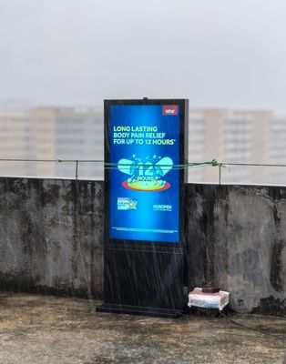 55 นิ้ว 3000cd / m2 ความสว่าง 2 ซม กันน้ํา ยูทราล Slim Bezel LCD Kiosk สําหรับประหยัดพลังงาน การสัมผัสโฆษณากลางแจ้ง