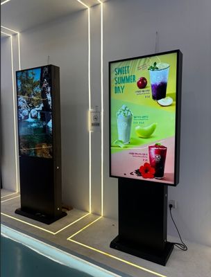 55 นิ้ว 3000cd / m2 IP65 Ultra Slim Lightweight อลูมิเนียมนอกหน้าจอป้ายดิจิตอล